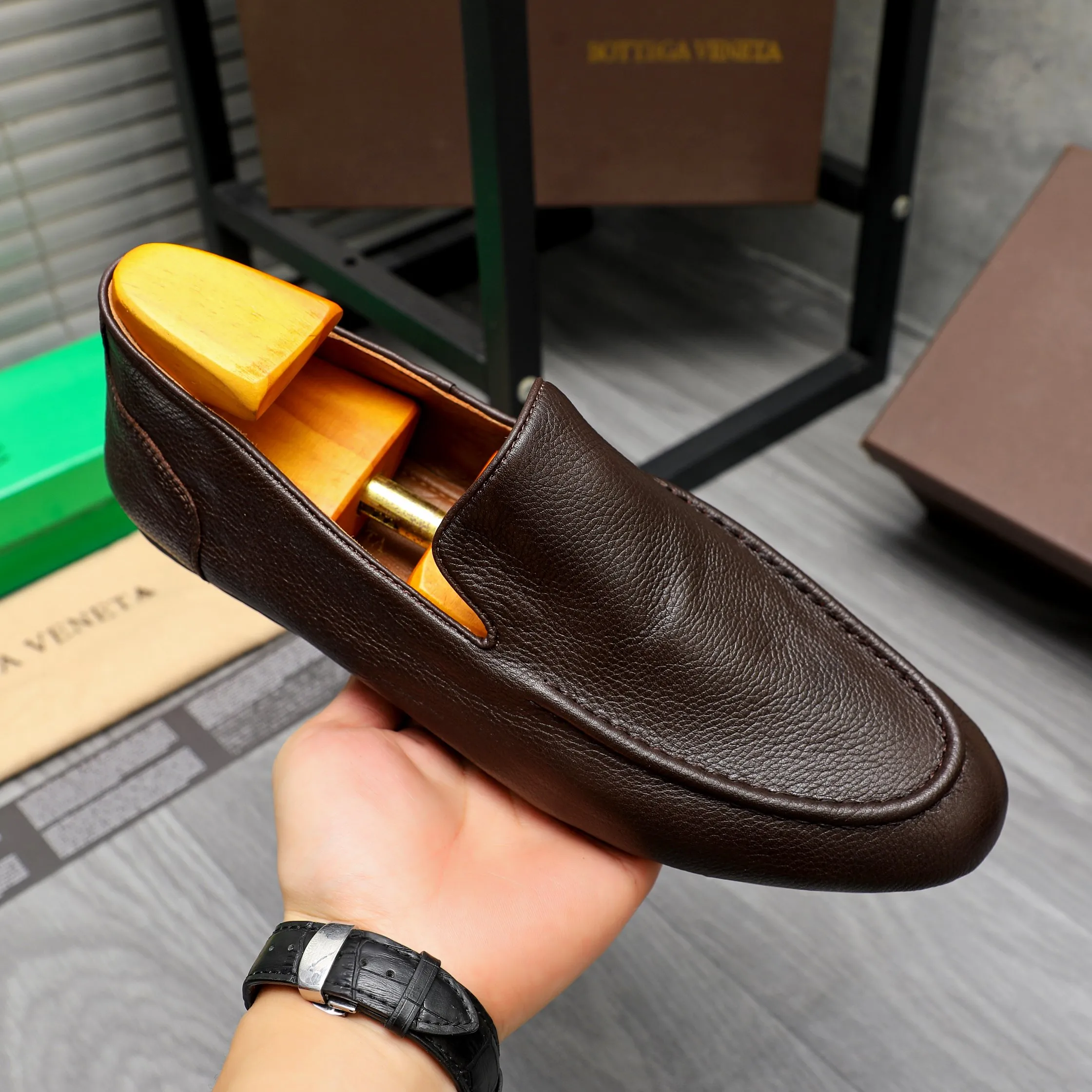 Men's shoes 💰460 Product trademark: BV "Bottega Veneta" soft leather slip-on men's shoes Regular size: 39-45 Product materials: Selected high-quality cowhide upper, cowhide lining, original outsole